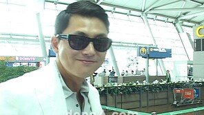 ‘남신’ 정우성, 우월한 8등신 공항 패션…‘여심’ 사로잡아