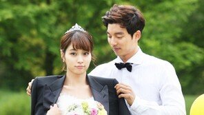 [포토] 공유, 세심한 손길…이민정 위한 ‘폭풍 매너’