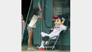 [포토] 배트걸에게 부채질 받는 근성이 의자왕 등극(?)