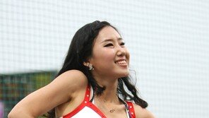 [포토] 치어리더, 어깨춤에 드러난 아찔 쇄골