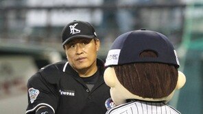 [포토] 배트걸이 더 좋은 주심 ‘근성이에게 따가운 눈빛’