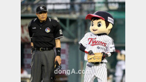 [포토] 배트걸이 아니여서 당황한 주심 ‘엉덩이 긁적긁적’