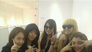 에프엑스, 민낯으로 음악방송 1위 자축 ‘소탈한 공항패션’