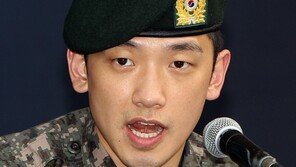 [포토] 비, 군복입고 남성미 철철… ‘녹아드는’ 女心