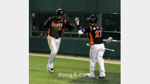 [포토] 박종윤, 황재균 실책 이용해서 득점!