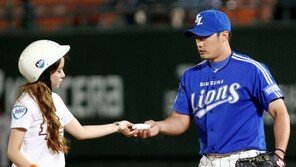 [포토] 오승환, 미모의 배트걸에게 받은 로진백에 ‘찌릿찌릿!’
