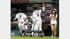 [포토] 배트걸에게 축하받는 이병규 ‘나 잘했지?’