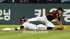 [포토] 박용택, 발로 차였지만 도루 ‘성공!’