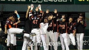 [포토] 황재균, 강민호 동점포에  은밀하고 깊숙한곳에 축하의 킥!