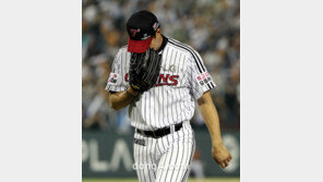 [포토] 동점 허용한 봉중근, 죄책감에 글러브 냄새 맡는 척