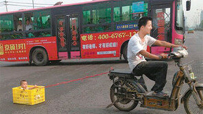 아기 매달고 달리는 中 오토바이