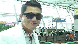 정우성 공항패션 화제, “공항을 런웨이로 만들어…”