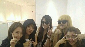 에프엑스 ‘뮤뱅’ 1위 인증샷, “홍콩 가는 비행기 타기 전~”