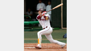 홈런선두 강정호 정강이 부상 악화 2군행