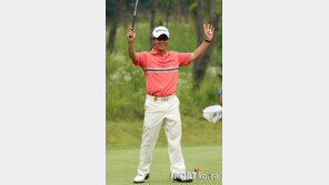 [포토] 환호 하는 이인우 ‘7년만의 우승이에요’