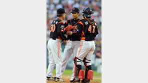 [포토] 이용훈 달래러 그라운드 위까지 뛰어나온 양승호 감독