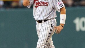 [포토] 최동수 ‘이용훈 넘사벽은 바로 나~’