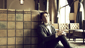 [연예 뉴스 스테이션] 세계적 작가 파울로 코엘료 “닉쿤 생일 축하해∼”