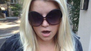 제시카심슨, 파격적인 노출 의상 ‘깜짝!’… “산책 중?”