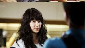 수지, 폭탄머리 변신 ‘그럼에도 너무 예쁘네’