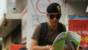 홍대 도심 한복판, ‘공부하는 한가인’이 등장했다?