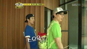 하하, 립스틱 짙게 바르고 유재석에게 기습뽀뽀…유재석은 그야말로 ‘멘붕’