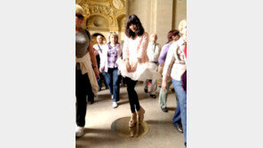 홍수아, 치마가 바람에 들썩! 행인들 ‘시선집중’