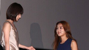 [SD포토] 송하윤, 김희정에 매너손…‘훈녀’ 등극