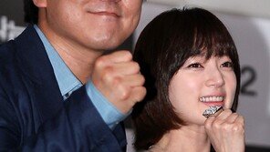 [SD포토] 윤제문-송하윤, 꽃미소 날리며 ‘화이팅~’