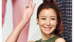 [우먼 동아일보 스타 뷰티] 세련된 포니테일 스타일에 제격! 윤세아의 ‘시크 아이 메이크업’