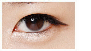 [우먼 동아일보 메이크업 팁] 초보를 위한 1분 레슨! 인형처럼 반짝반짝~ 또렷한 눈매 연출하기