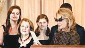 주얼리 장식 선글라스 쓰고… 클린턴 깜짝 이벤트