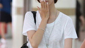 윤아 공항 포착, ‘민낯+핫팬츠’ 멀리서도 자체발광