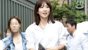[포토] 김희애, 초미니에 매끈한 각선미 ‘눈길’
