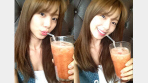 박수진, 무더운 날 과일주스 마시며 청량감 발산 ‘수박여신’