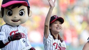 [포토] 시구 하러 온 박정현, 근성이도 반한 꽃미소 ‘활짝’