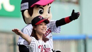 [포토] 박정현, 시구 하러 그라운드 입장하는데…의외의 몸매 비율 ‘굿’