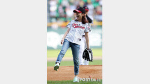 [포토] 박정현, 시구한 뒤 함박웃음 ‘작렬’