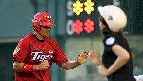 [포토] 조영훈, 미모의 배트걸과 하이파이브(?)