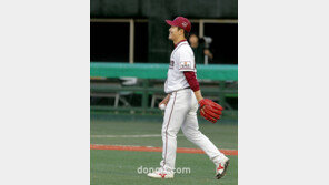 [포토] 김병현, 2승에 ‘싱글벙글’ 가벼운 발걸음