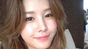 박은지, 침대 옆 셀카 ‘부시시해도 예뻐’