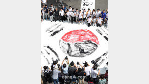 [SD포토] 런던올림픽 염원 담은 태극기…금빛 붓질