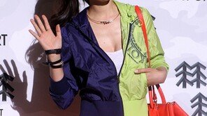 [포토] 김유미, 가슴골 살짝…‘청순글래머’ 등극