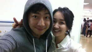 수애-이상엽, 무슨 사이야? 밀착 셀카 ‘너무 다정해’