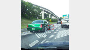 녹색 ‘조폭자동차’… 바퀴에 쇠꼬챙이 충격!