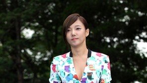 [포토] ‘20's Choice’ 이채영, 이번엔 블루카펫…‘V골 더 깊어’