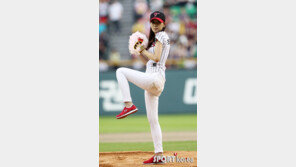 [포토] 최윤소 시구, 명품몸매의 와인드업…은근 섹시