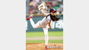 [포토] 최윤소, 프로못지 않은 깔끔 시구