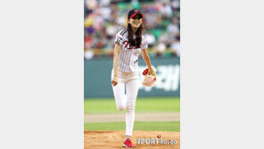 [포토] 최윤소, 시구서 굴곡진 몸매로 男心 매료