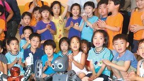 “춤추는 로봇, 신기해요”